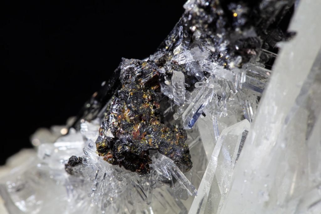 Hübnerite on Quartz