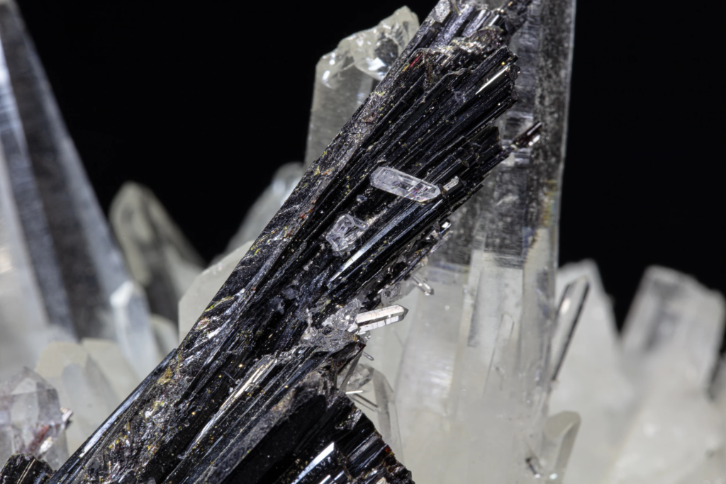 Hübnerite on Quartz