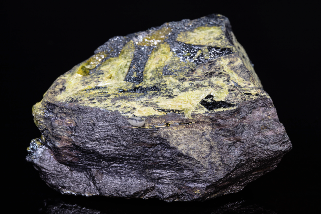 Close horizontal view of black ilmenite plates with green titanite.
